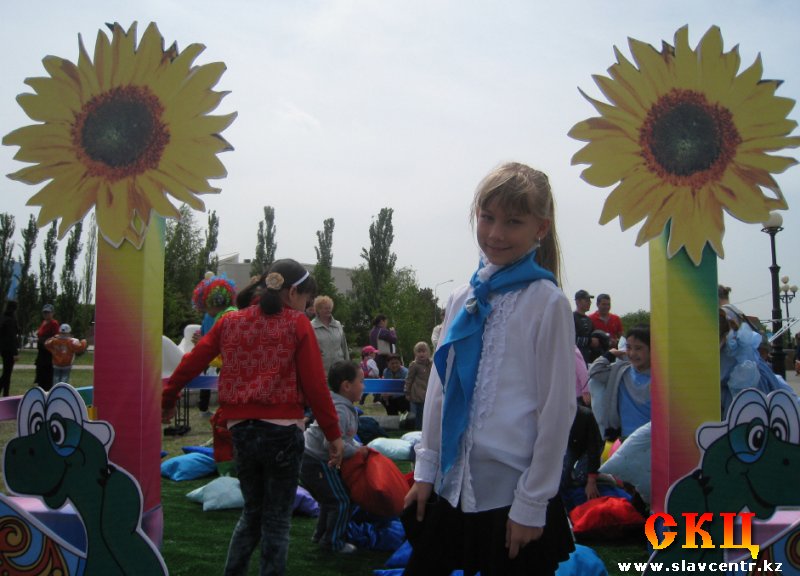 Лилия Блошицина из русского класса ШНВ в День защиты детей (1 июня 2013)