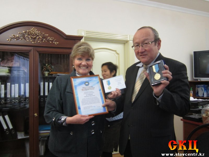 Татьяна Кузина и заместитель председателя Ассамблеи Павлодарской области Сейсембай Жетпысбаев