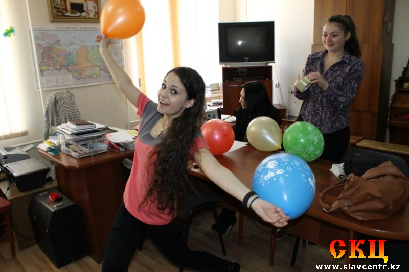 Молодежь Славянского центра отмечает день рождения своего активиста (21 апреля 2013)