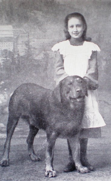 Анастасия Цветаева с собакой Тюрком, Санкт-Блазиен, 1905