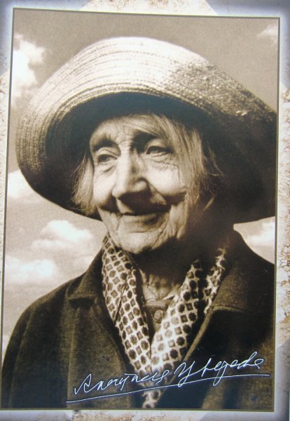 Фотография А.Цветаевой из набора открыток (из экспонатов музея)