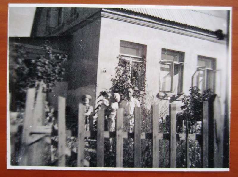 Трухачёвы во дворе дома (из экспонатов музея)