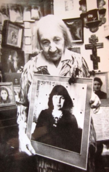 А.Цветаева с портретом Марины (из встречи в Челябинске, 2013) 
