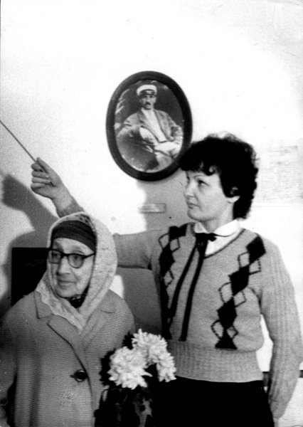 Анастасия Цветаева в музее А.С. Грина 27 сентября 1985 г. в день своего рождения, с экскурсоводом (из экспонатов музея)