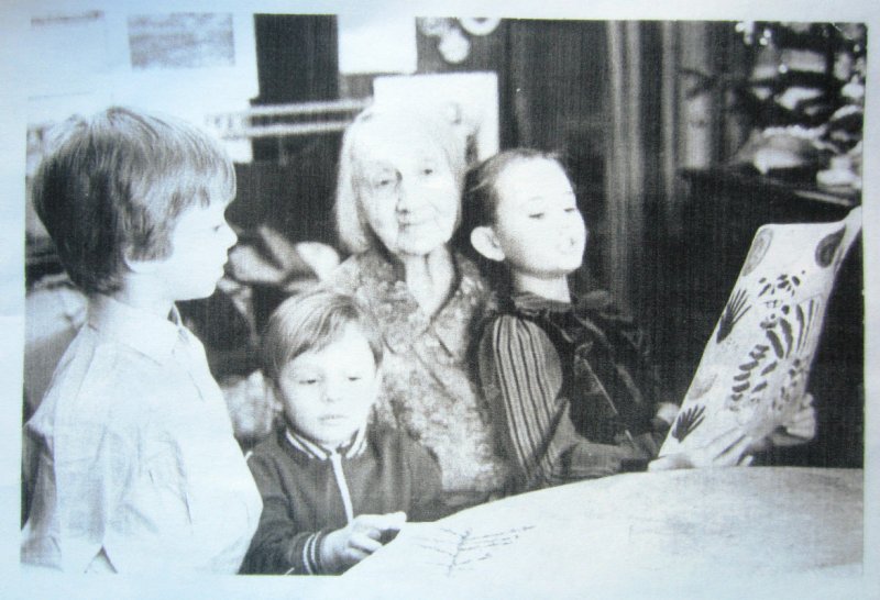 А.Цветаева с правнуками (из экспонатов музея)