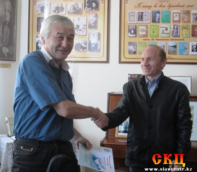 М. Кожахметов вручает грамоту С.Чикину (8 сентября 2013)