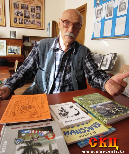 Валерий Бутов со своими книгами (18 сентября 2013)