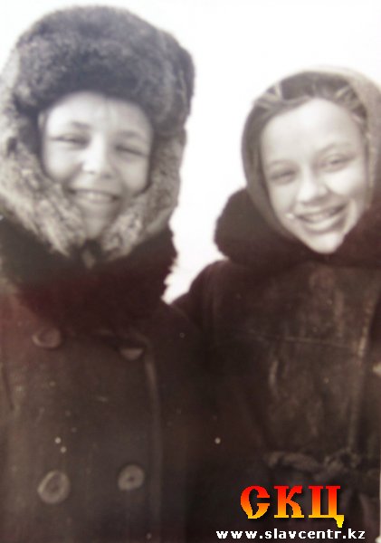 Рита (справа) с одноклассницей, 1959 г. (из экспонатов музея)