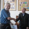 М. Кожахметов вручает грамоту С.Чикину (8 сентября 2013)