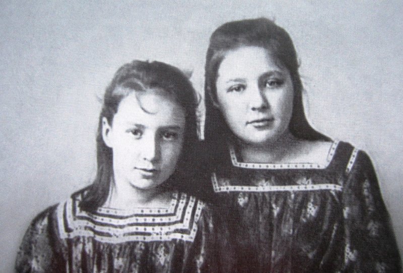 Ася и Марина Цветаевы, 1905